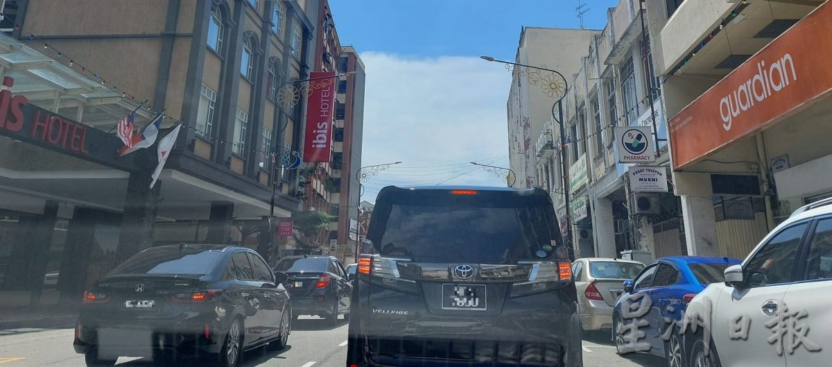 (古城封面主文)老街忽然封路,引起大塞车