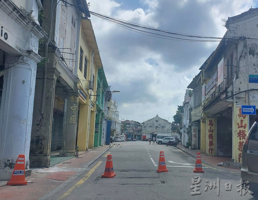 (古城封面主文)老街忽然封路,引起大塞车