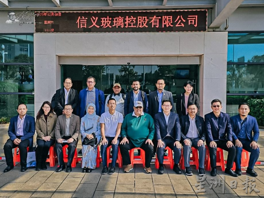 (古城封面副文)首长参观东莞信义玻璃厂·邀扩大甲投资规模