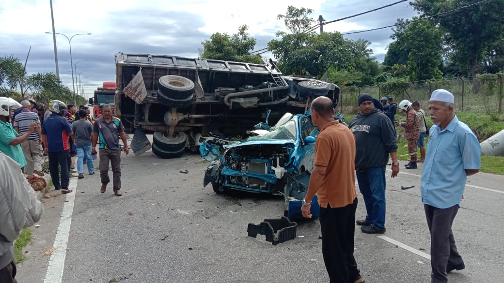 (大北马)罗里酿4车连环撞车祸,妇女和孕妇惨死!