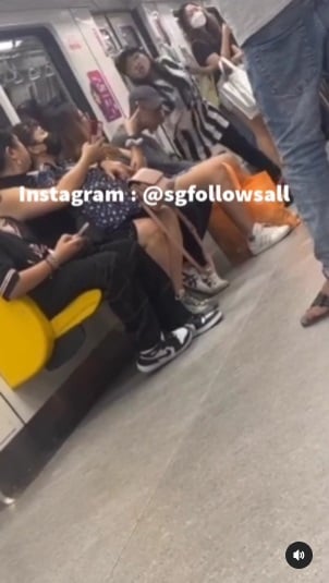 (已签发)柔:狮城二三事:不满被碰且被指拍照 狮城妇地铁发飙不断拍打客工