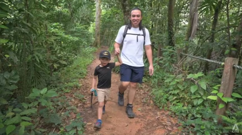 (已签发)柔:狮城二三事:为登顶珠峰大本营勤加苦练 5岁男童盼打破狮城纪录