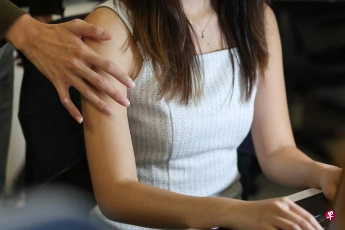 （已签发）柔：狮城二三事：熊抱强吻女同事 男子判监7个月