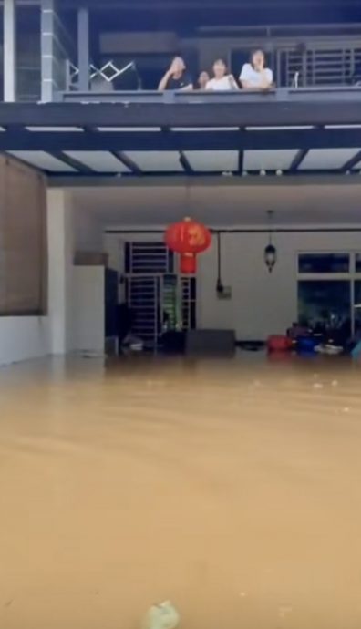 （已签发）柔：豪雨致住宅变汪洋 居民往二楼逃