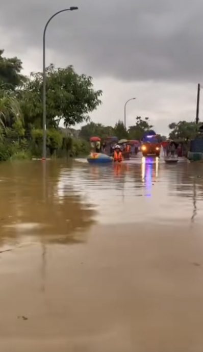 （已签发）柔：豪雨致住宅变汪洋 居民往二楼逃