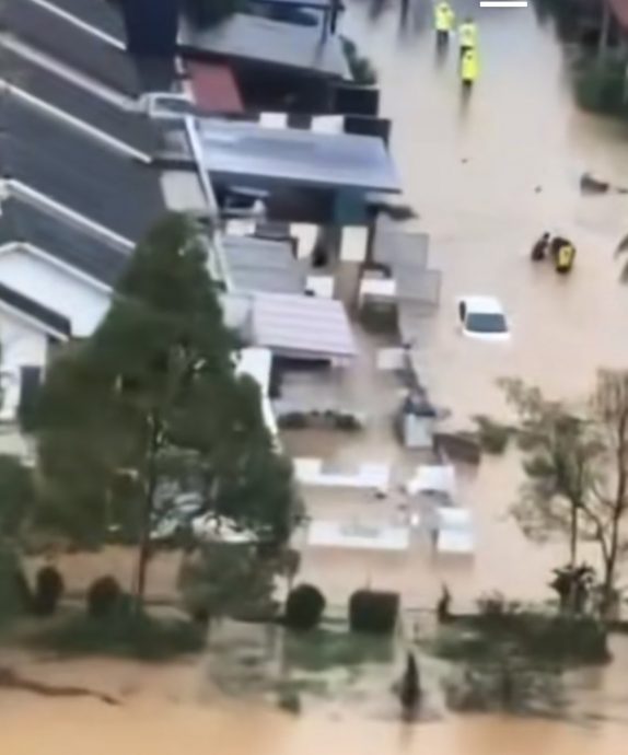 （已签发）柔：豪雨致住宅变汪洋 居民往二楼逃