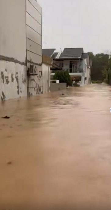 （已签发）柔：豪雨致住宅变汪洋 居民往二楼逃