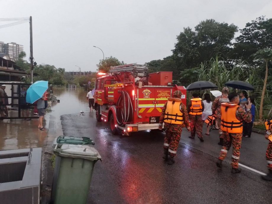 （已签发）柔：豪雨致住宅变汪洋 居民往二楼逃
