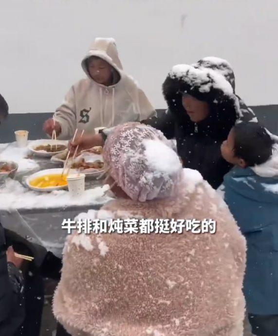 （有视频）婚宴突降大雪宾客冒雪吃席　网笑：流雪席 白头偕老