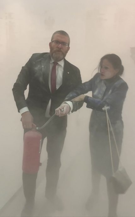 (视频)极右翼议员大闹国会用灭火器消蜡烛 议长将他赶出场罚他半薪