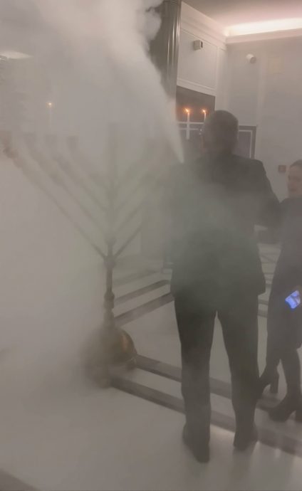 (视频)极右翼议员大闹国会用灭火器消蜡烛 议长将他赶出场罚他半薪