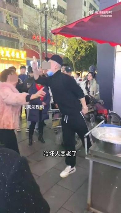 (视频)男子与大妈抢摊位吵架突连吻4下对方 老婆站一旁全目击