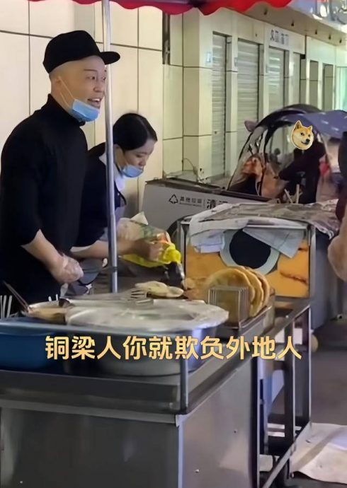 (视频)男子与大妈抢摊位吵架突连吻4下对方 老婆站一旁全目击