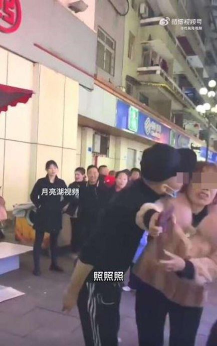 (视频)男子与大妈抢摊位吵架突连吻4下对方 老婆站一旁全目击