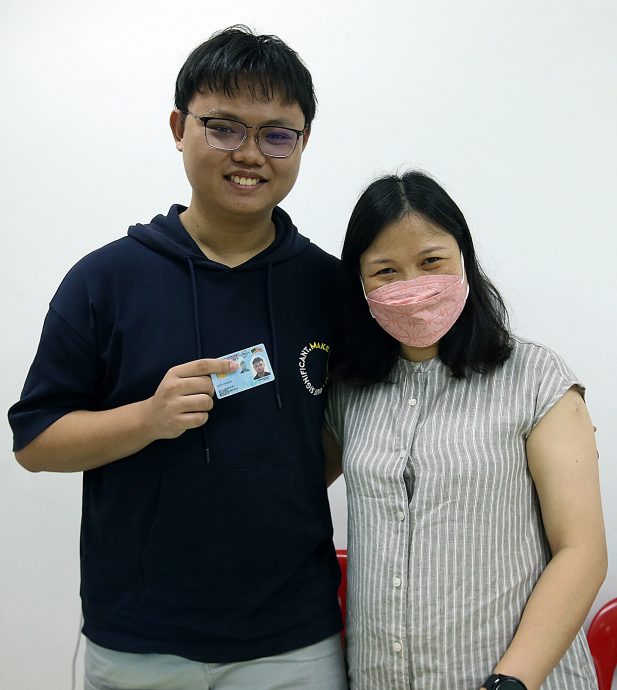 me03副文-大都会/19岁华裔少年争取多年，摆拖“中国仔”称呼，终于获取大马公民权