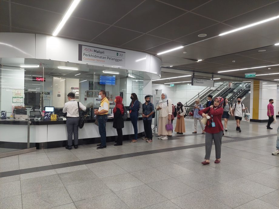 MRT站前大排长龙 女子气馁“只能到柜台用现金充值MY50!”