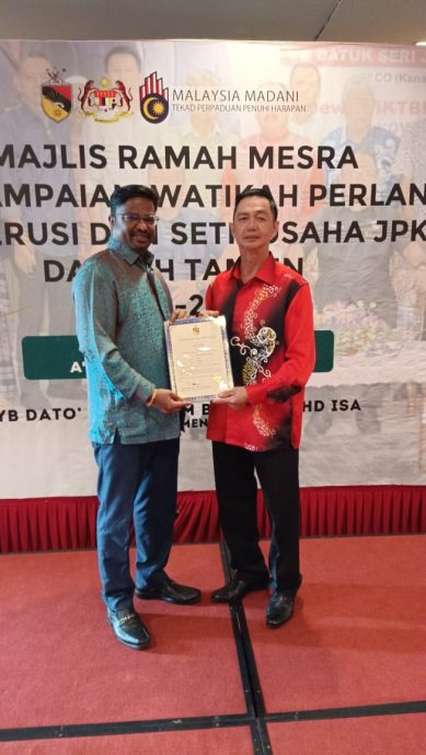 NS 淡边：淡边县82名村委会主席与秘书于昨午接领委任状