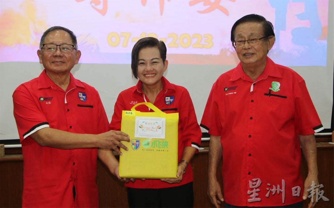 NS庇朥／依斯迈拉欣拨1万大红包予庇朥中华中小学