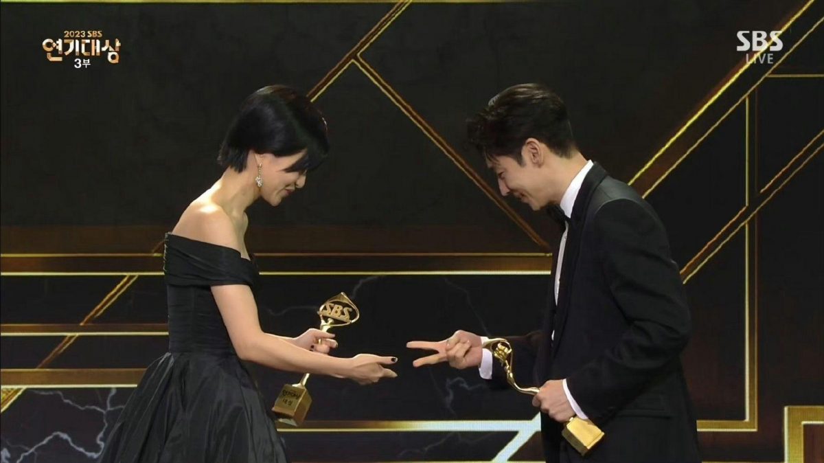 SBS演技大赏成李善均追思会 众星黑衣走红毯