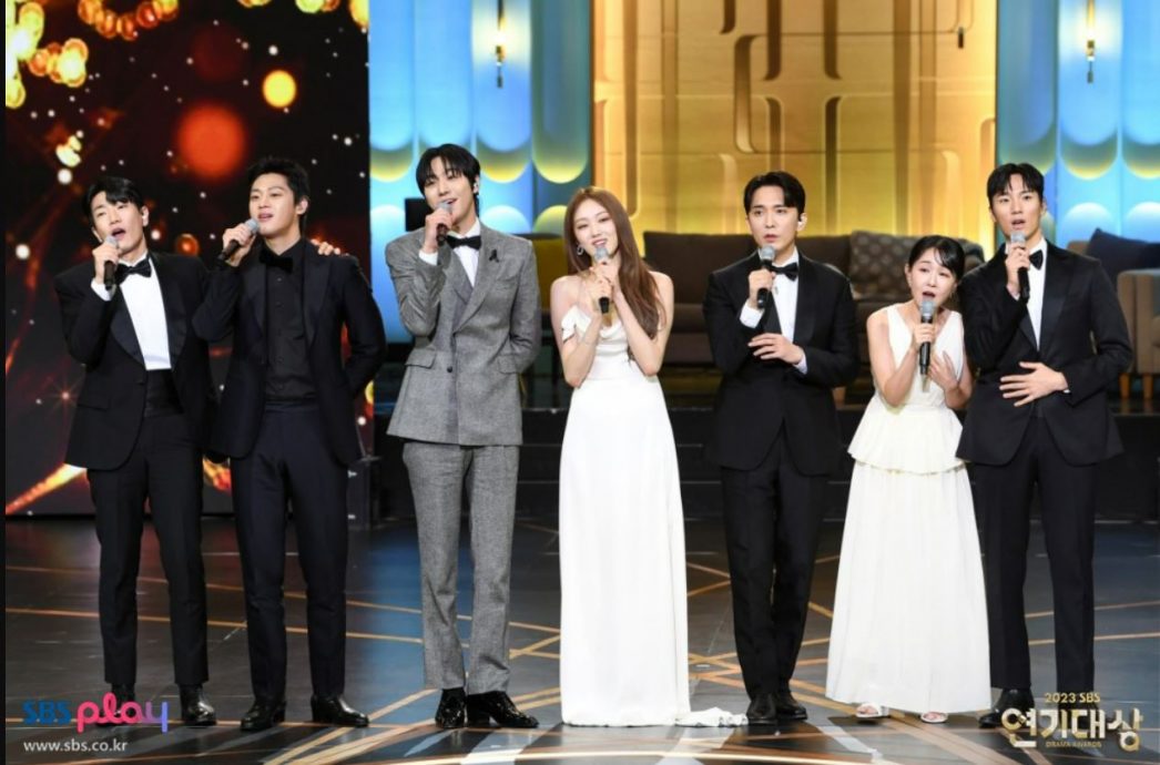 SBS演技大赏成李善均追思会 众星黑衣走红毯