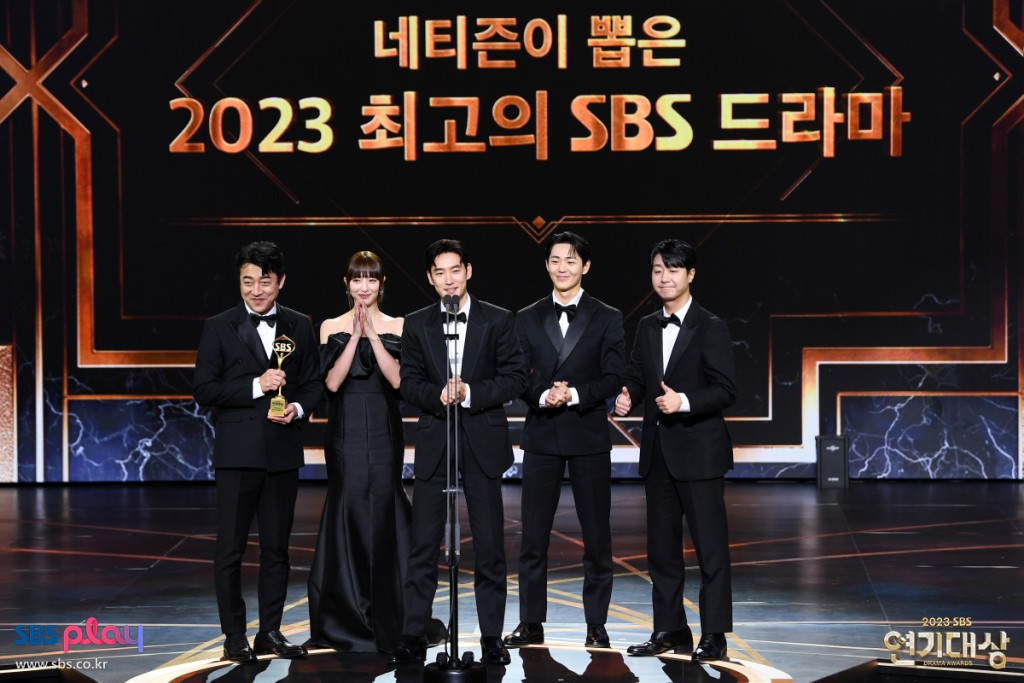 SBS演技大赏成李善均追思会 众星黑衣走红毯