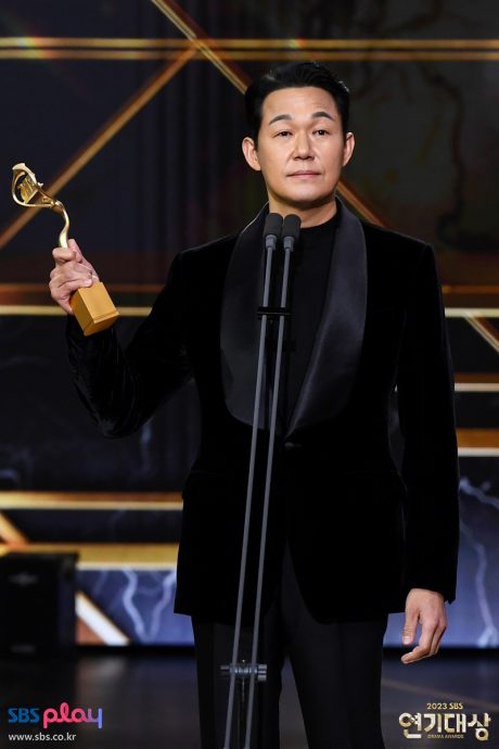 SBS演技大赏成李善均追思会 众星黑衣走红毯