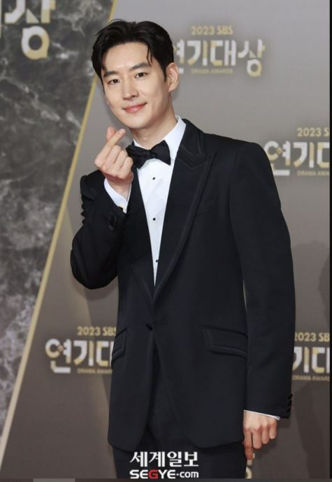 SBS演技大赏成李善均追思会 众星黑衣走红毯