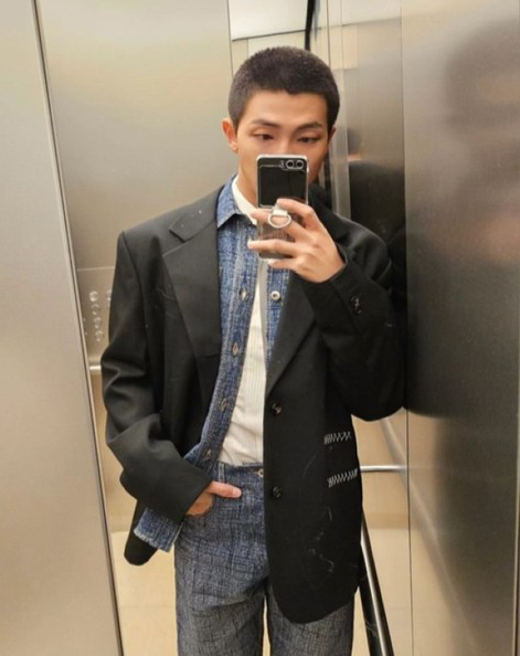 V、RM正式入伍 裸身视讯泄柾国平头