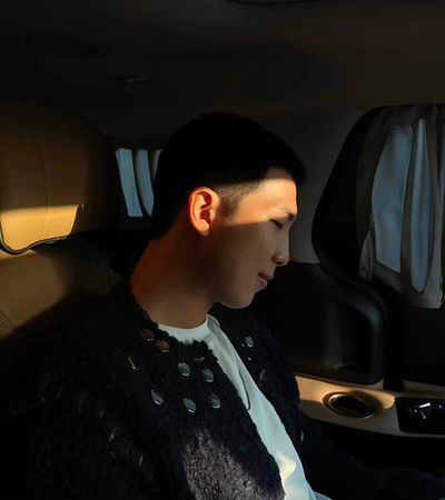 V、RM正式入伍 裸身视讯泄柾国平头