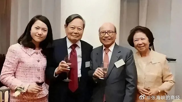 102岁杨振宁日本贺瓷婚纪念 宾客前“Darling”呼48岁翁帆