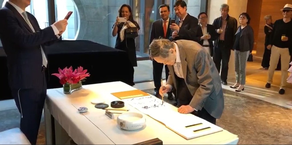 102岁杨振宁日本贺瓷婚纪念 宾客前“Darling”呼48岁翁帆