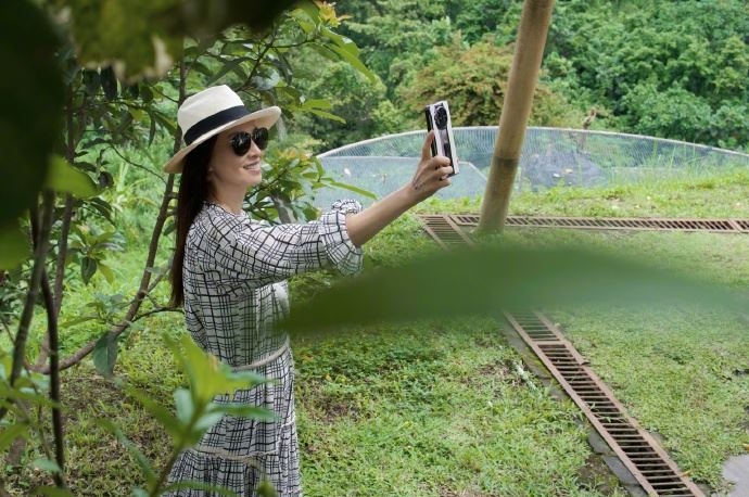 13亿资产冻结撤销 张庭全家出游乐喊:我在大笑