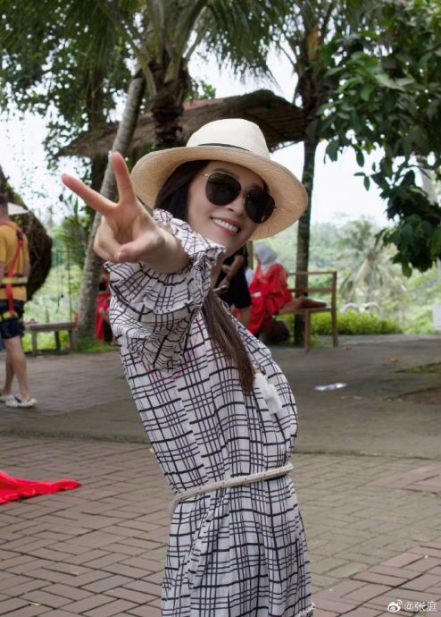 13亿资产冻结撤销 张庭全家出游乐喊:我在大笑