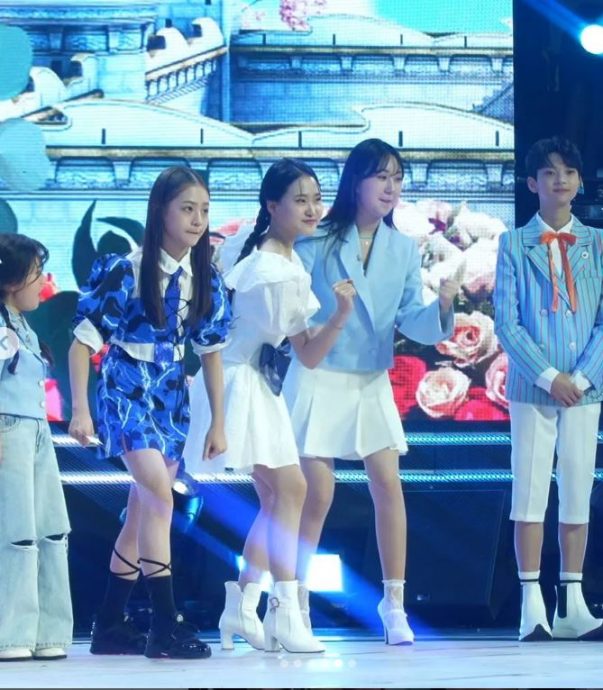 13岁女偶像凭甜美颜值出道 开口笑惊见牙都没长齐