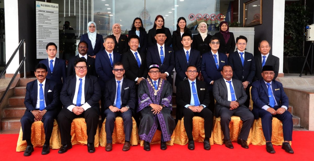 16续任 5新面孔 灵21市议员就职