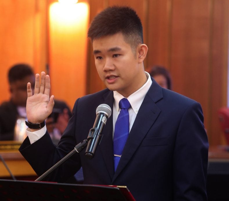 16续任 5新面孔 灵21市议员就职