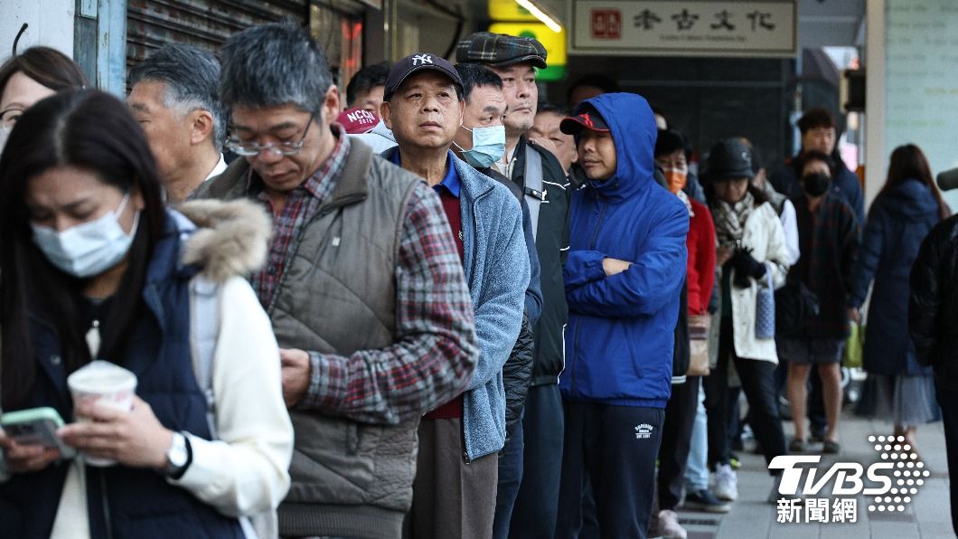 2024台湾大选／人潮挤爆投票所狂排3圈　网见「一景象」惊呆了
