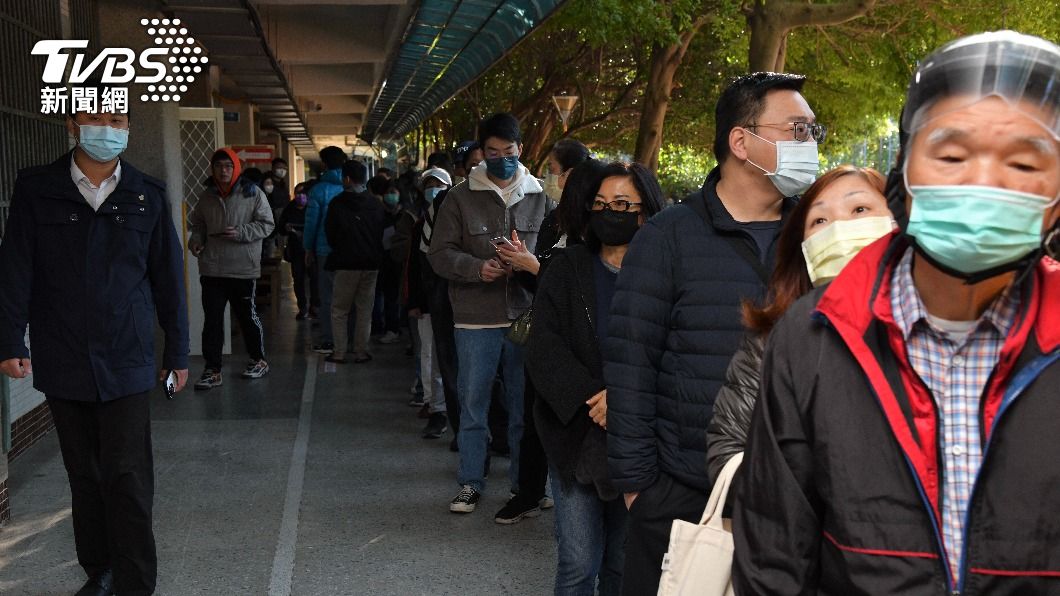 2024台湾大选／人潮挤爆投票所狂排3圈　网见「一景象」惊呆了