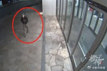 25岁中国女子在美国街头被泼化学液体全身严重烧伤 嫌犯赤膊骑脚车逃跑