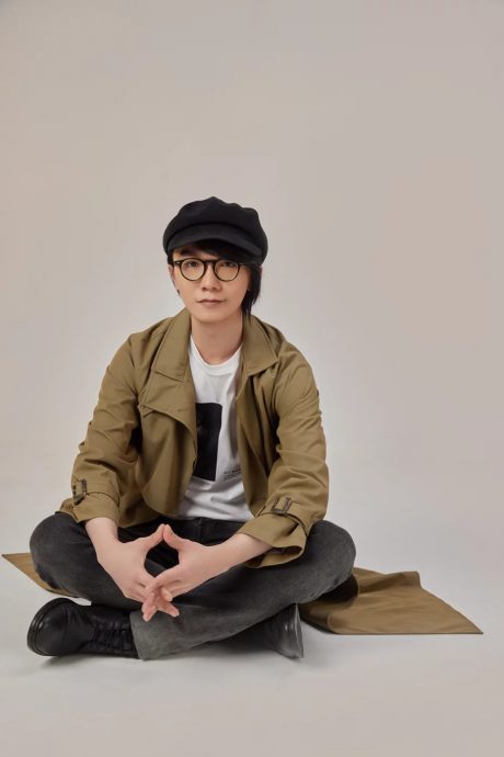 30岁金曲才子挥刀刺前女友 被保全当场制服