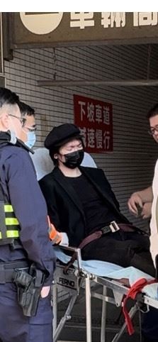 30岁金曲才子挥刀刺前女友 被保全当场制服