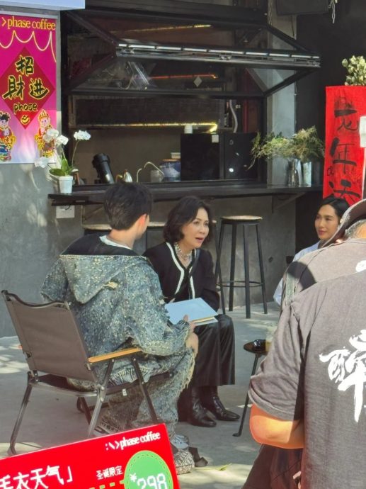 58岁刘嘉玲同框朱茵 年长6岁外形竟更优胜