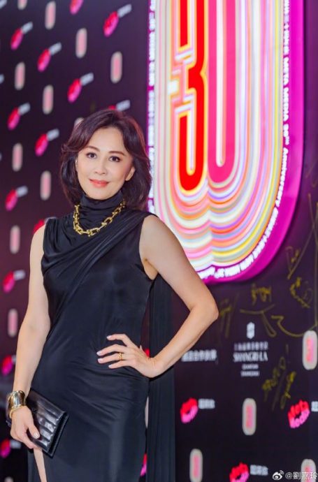 58岁刘嘉玲同框朱茵 年长6岁外形竟更优胜