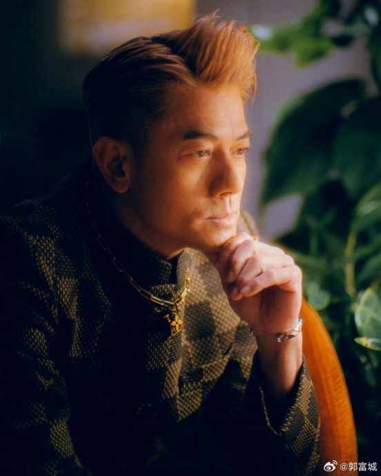 58岁郭富城跑宣传疲态尽显 下楼梯需搀扶引担忧