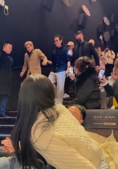 58岁郭富城跑宣传疲态尽显 下楼梯需搀扶引担忧