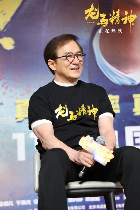 69岁成龙近照曝光 身体1部位极粗大掀网热议