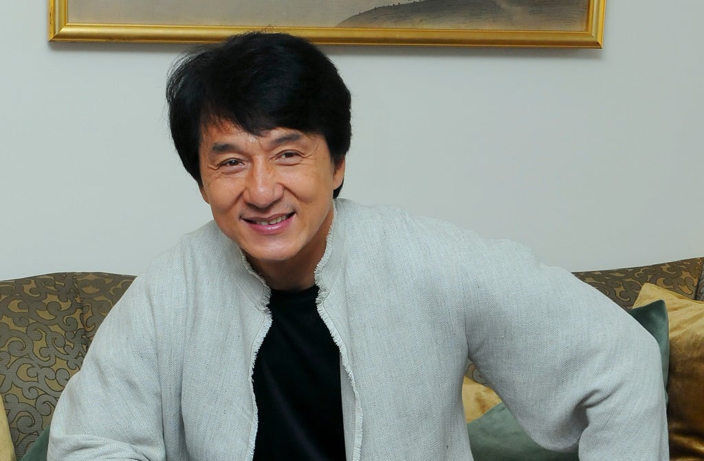 69岁成龙近照曝光 身体1部位极粗大掀网热议