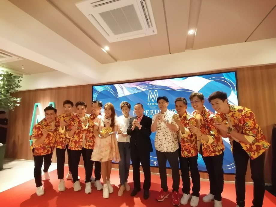 8猛男拱照唱贺岁歌 刘燕燕爽认：很满意