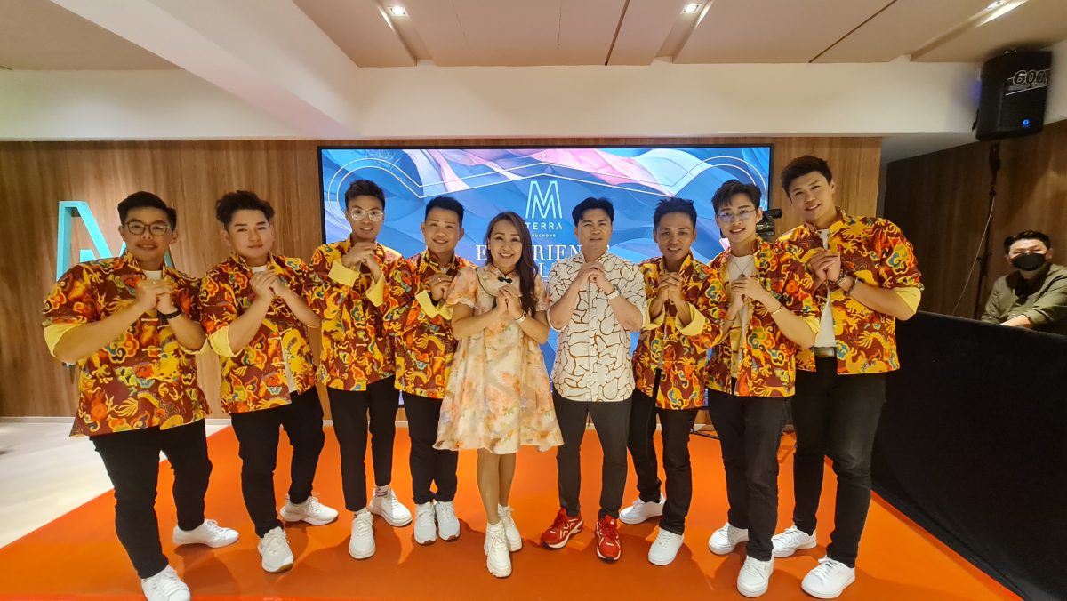 8猛男拱照唱贺岁歌 刘燕燕爽认：很满意