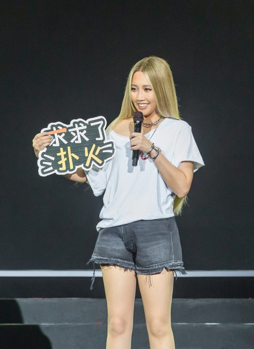 A-Lin开场就凸槌 呆站漆黑舞台10分钟